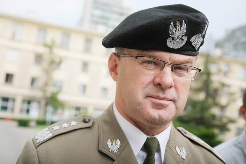Gen. Waldemar Skrzypczak nie zostawia suchej nitki na decyzjach szefa MON Antoniego Macierewicza.