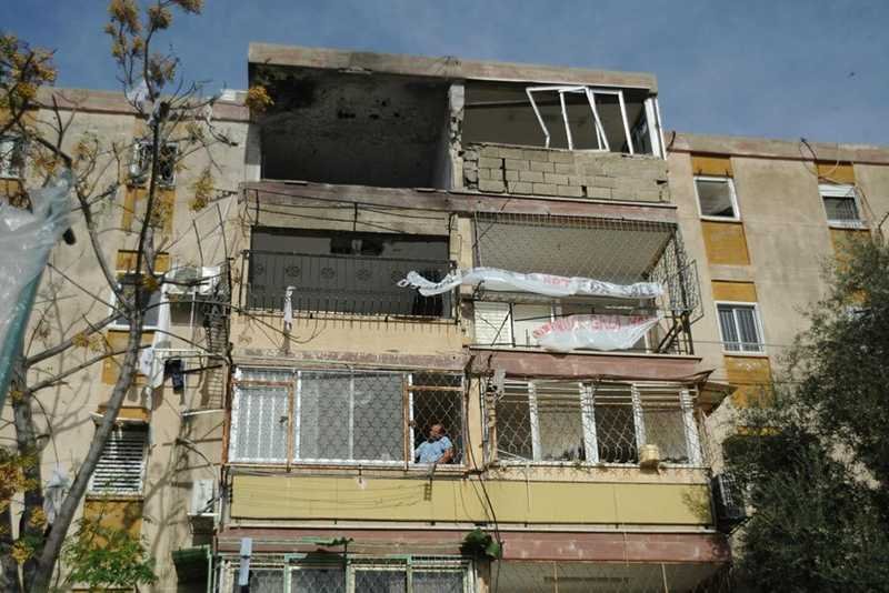 Jeden z budynków częściowo zniszczony w wyniku konfliktu między Izraelem a Strefą Gazy.