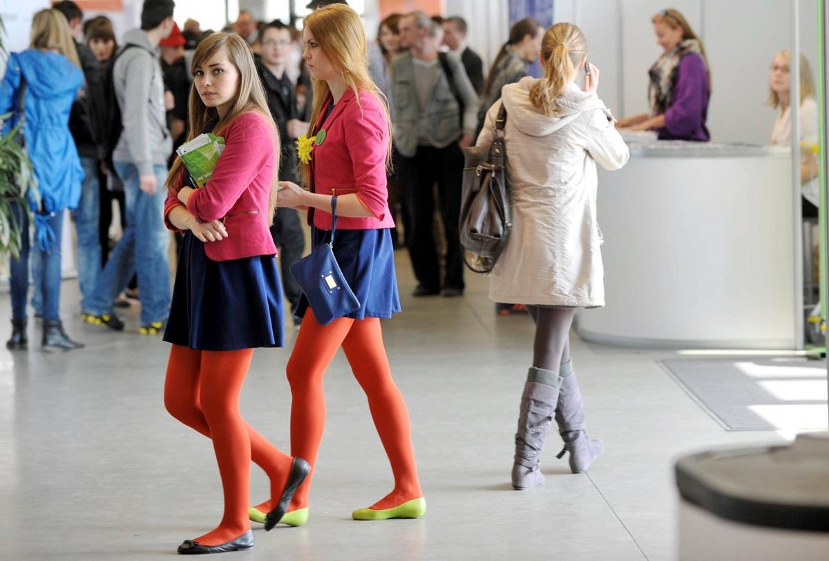 Coraz więcej studentów wybiera pracę za granicą.