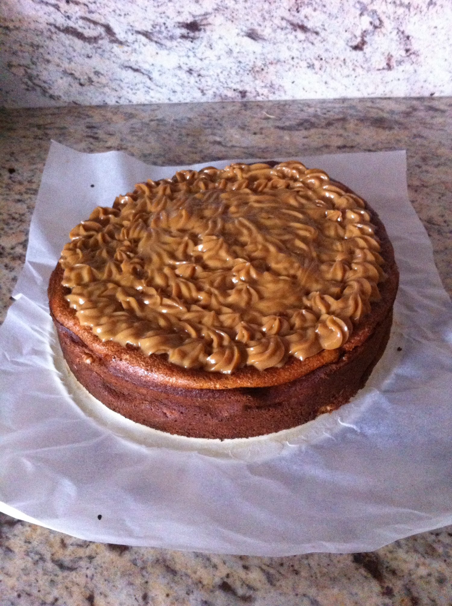 Sernik dyniowy ze śliwkami i kajmakiem