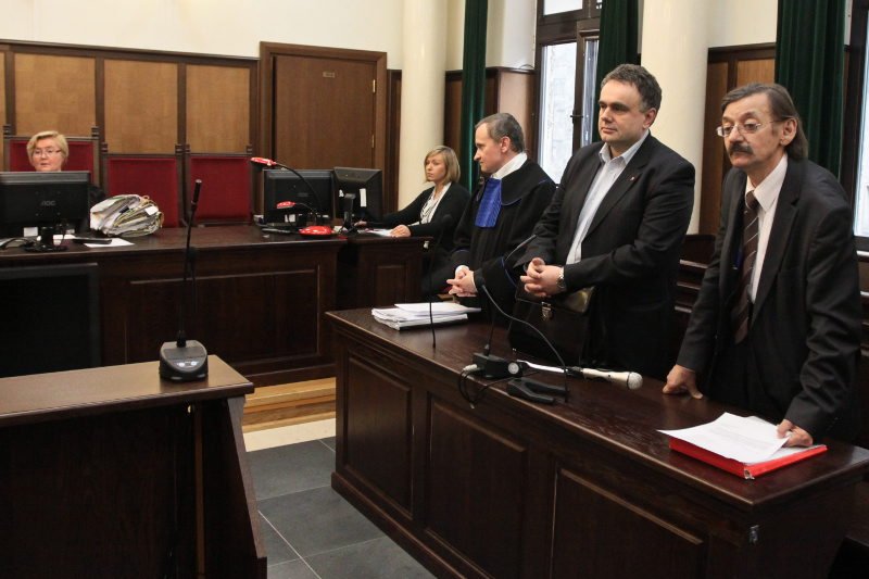 Rozprawa w 2012 roku. Na zdjęciu z prawej Tomasz Sakiewicz oraz autor tekstu Jerzy Targalski.