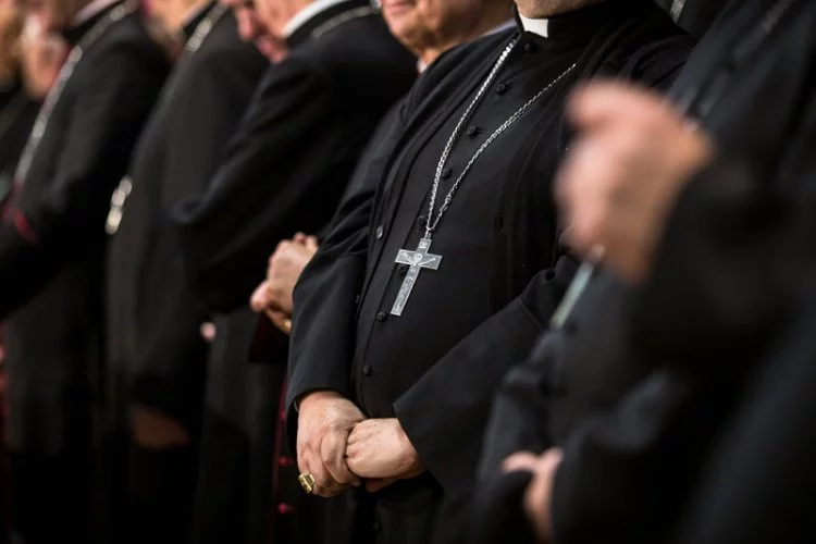 Raport z Kolonii ujawnił aferę pedofilską. Jest ponad 200 podejrzanych.