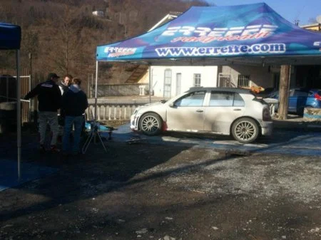 Robert Kubica (pierwszy po lewej, stoi tyłem), testował wczoraj samochód.
