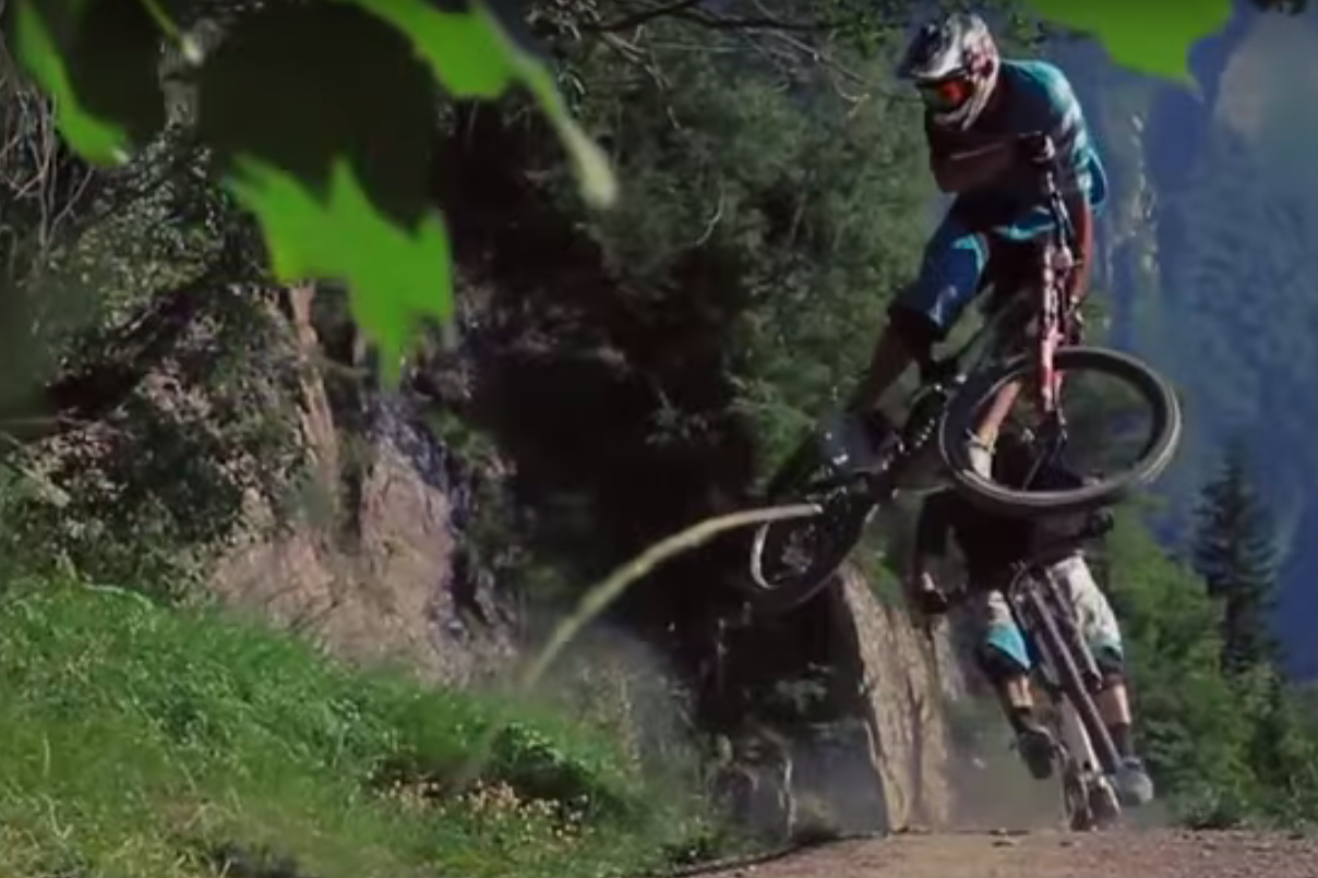 W najnowszym spocie przedstawiono m.in uprawianie sportów ekstremalnych w górach.