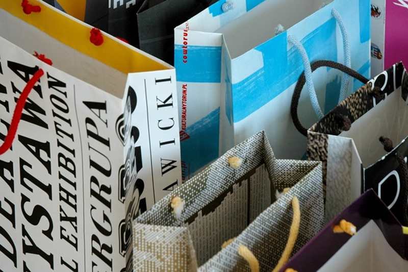 Papierowe torby na prezenty wykonane z plakatów