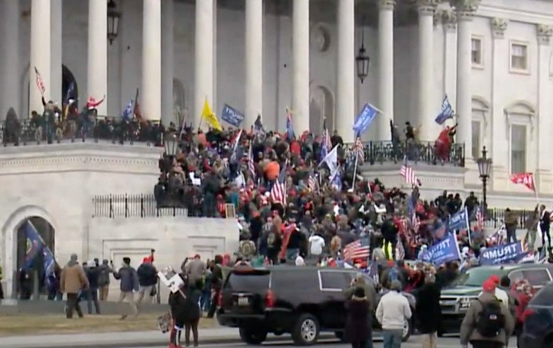 Kapitol zamknięty, zwolennicy Donalda Trumpa manifestują.