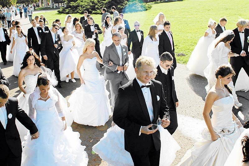 Małżeństwo może być opłacalne. Ale, czy dla obu małżonków?