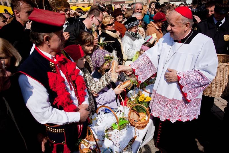 Święcenie pokarmów na Rynku Głównym w Krakowie jak zwykle przyciągnęło tłumy