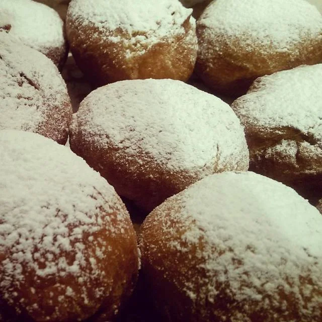 W Bistro Kubek i Ołówek w Warszawie zjemy pączki wege, czyli bez jajek, mleka czy smalcu.