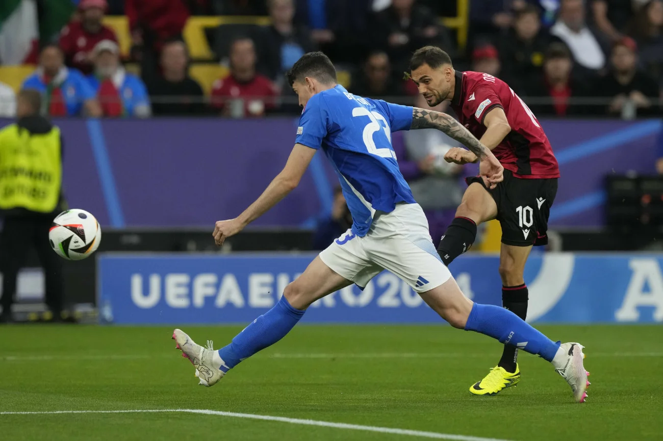 Nedim Bajrami (w bordowym) strzela gola w 22. meczu. To rekord mistrzostw Europy