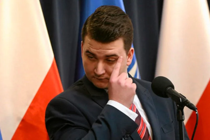 Bartłomiej Misiewicz dziś rano został zawieszony w PiS, a popołudniu okazało się, że nie pracuje już w PGZ.