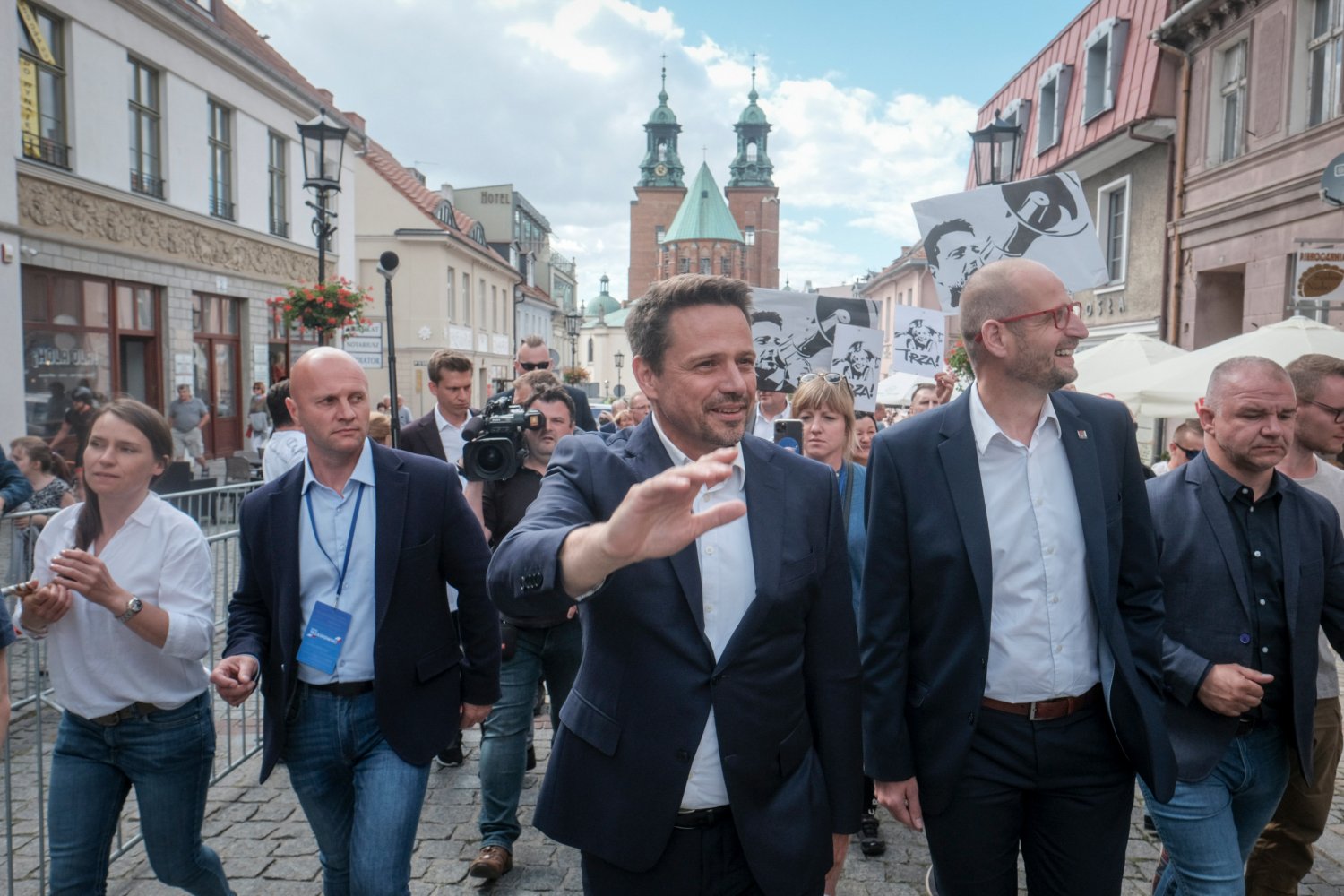 Rafał Trzaskowski minimalnie przed Andrzejem Dudą w nowym sondażu Kantara. Zwraca jednak uwagę duża liczba osób niezdecydowanych.
