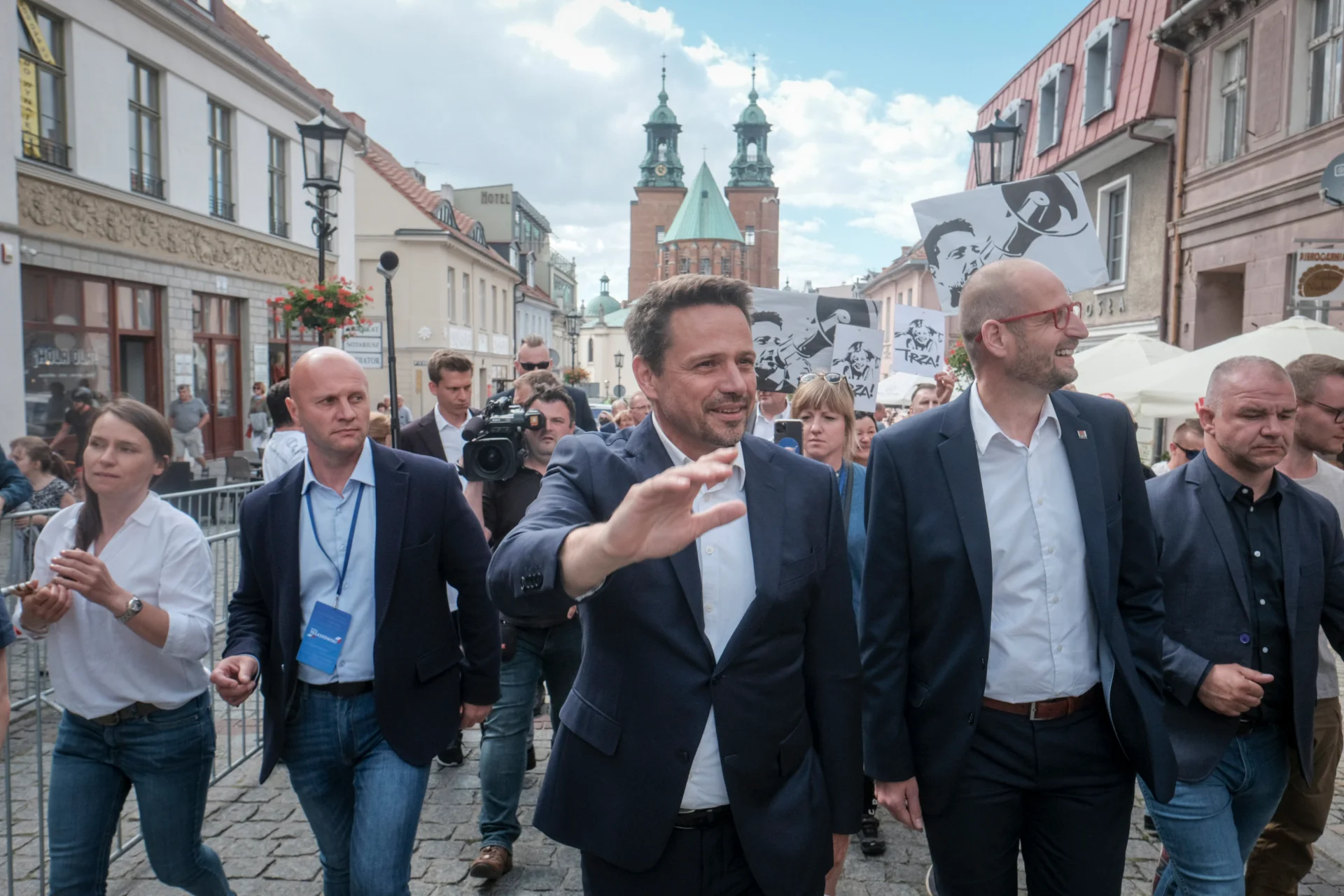 Rafał Trzaskowski prowadzi w sondażu Kantara na pięć dni przed II turą wyborów prezydenckich. Rafał Trzaskowski minimalnie przed Andrzejem Dudą w nowym sondażu Kantara. Zwraca jednak uwagę duża liczba osób niezdecydowanych.