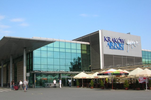 Zatrzymany na lotnisku Kraków-Balice mężczyzna ma być związany ze środowiskiem pseudokibiców