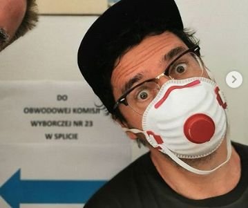 Kuba Wojewódzki i Robert Makłowicz podczas wspólnego głosowania w wyborach prezydenckich 2020 w lokalu wyborczym w Splicie.