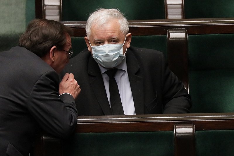 Prawo i Sprawiedliwość zalicza mocny spadek w nowym sondażu CBOS.