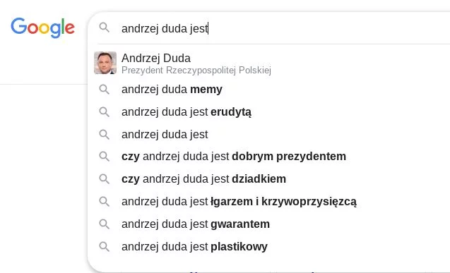 W podpowiedziach sugerowanych przez Google po wpisaniu hasła "Andrzej Duda jest..." można znaleźć m.in. erudytę, dziadka, łgarza i krzywoprzysięzcę, a także jeden przymiotnik ("plastikowy"). Google już nie podpowiada popularnego hasła, które obrażało prezydenta Dudę