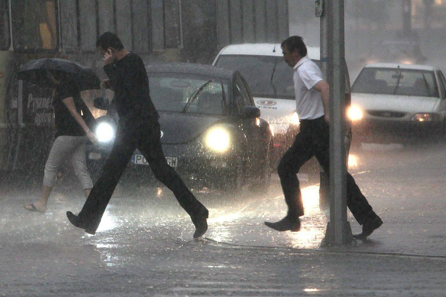 Burze spodziewane są w niedzielę prawie w całej Polsce.