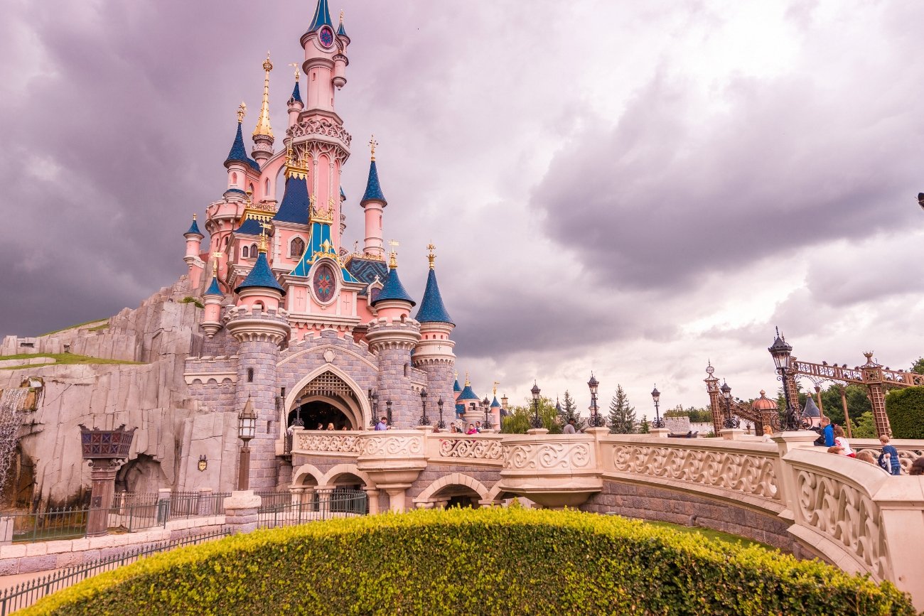 Zaskakujące sceny w paryskim Disneylandzie. Policja interweniowała ws. ślubu z 9-latką