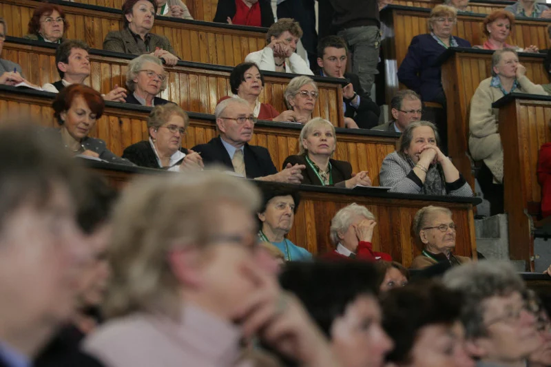 Seniorzy Uniwersytetu Trzeciego Wieku SGH podczas spotkania z ówczesnym premierem Donaldem Tuskiem. Zdjęcie poglądowe.