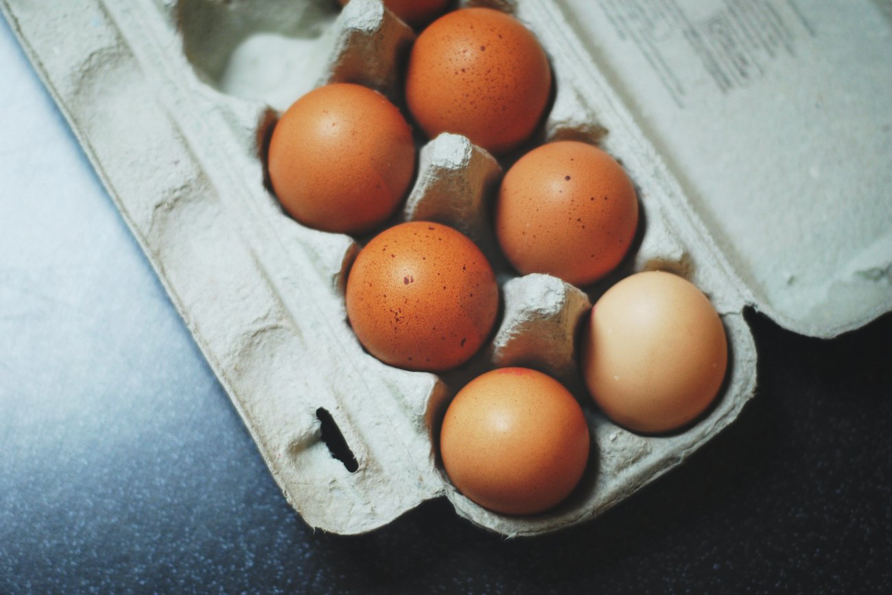 Sanepid alarmuje. Bakterie salmonelli na jajkach w popularnej sieci sklepów