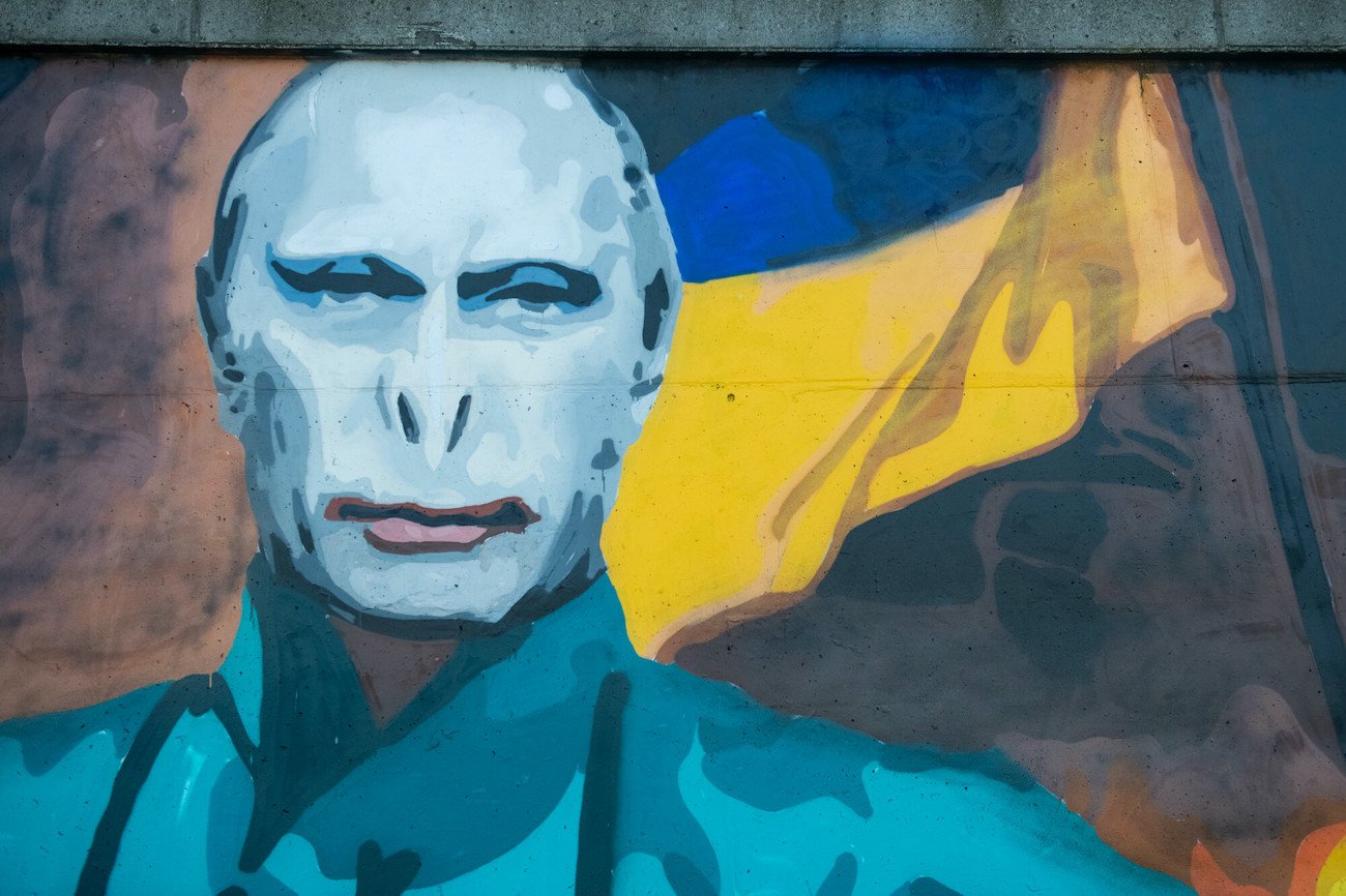 Władimir Putin, dyktator Rosji, jako lord Voldermort. Mural solidarności z Ukrainą w Poznaniu.