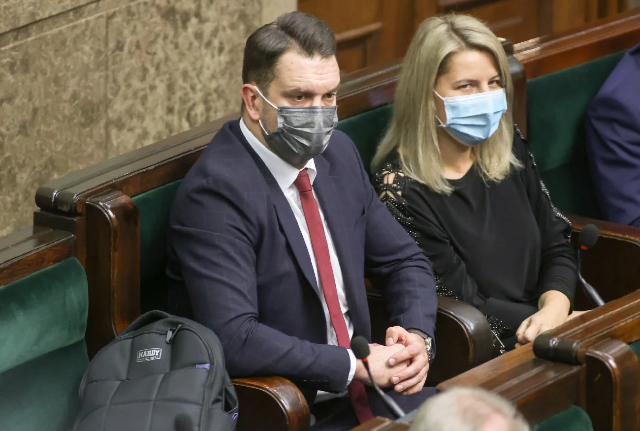 Łukasz Mejza organizuje konferencję prasową.