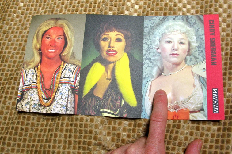 Dekonstrukcja kobiecości według Cindy Sherman.