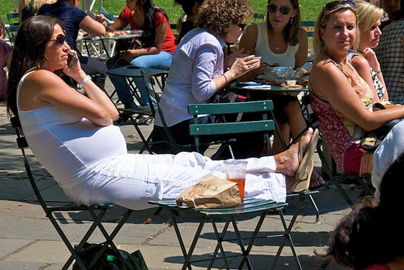 Kobiety pracujące umysłowo wypoczywają, a współpracownicy mają więcej na głowie?