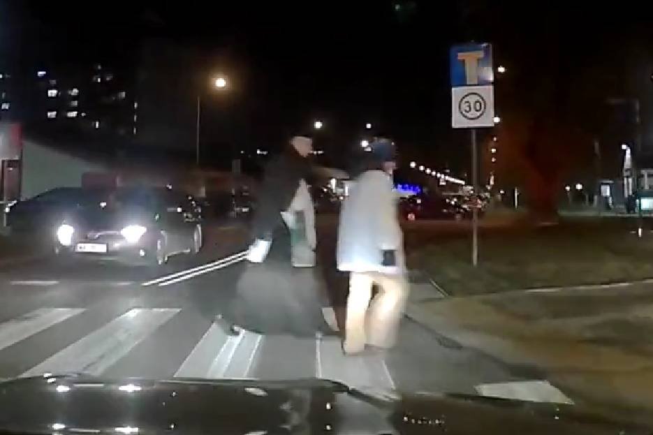 Ksiądz z ministrantem nagrani na pasach. Weszli na czerwonym świetle