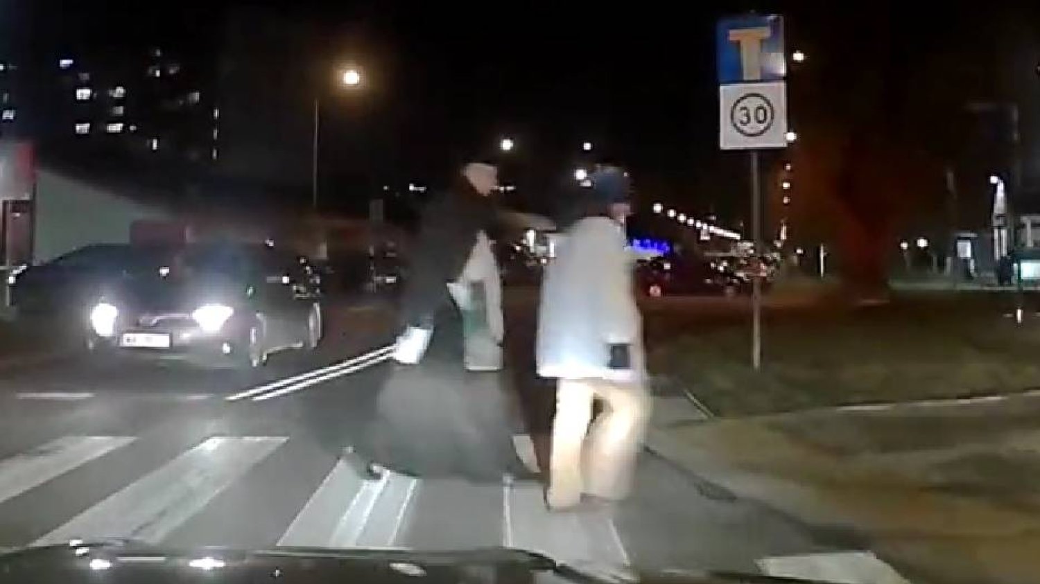 Ksiądz z ministrantem nagrani na pasach. Weszli na czerwonym świetle