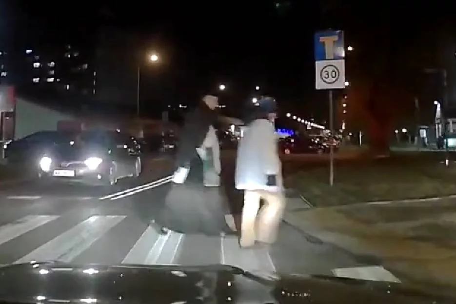Ksiądz z ministrantem nagrani na pasach. Weszli na czerwonym świetle