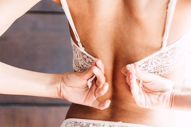 Każda z nas ma inny sposób na zapięcie biustonosza