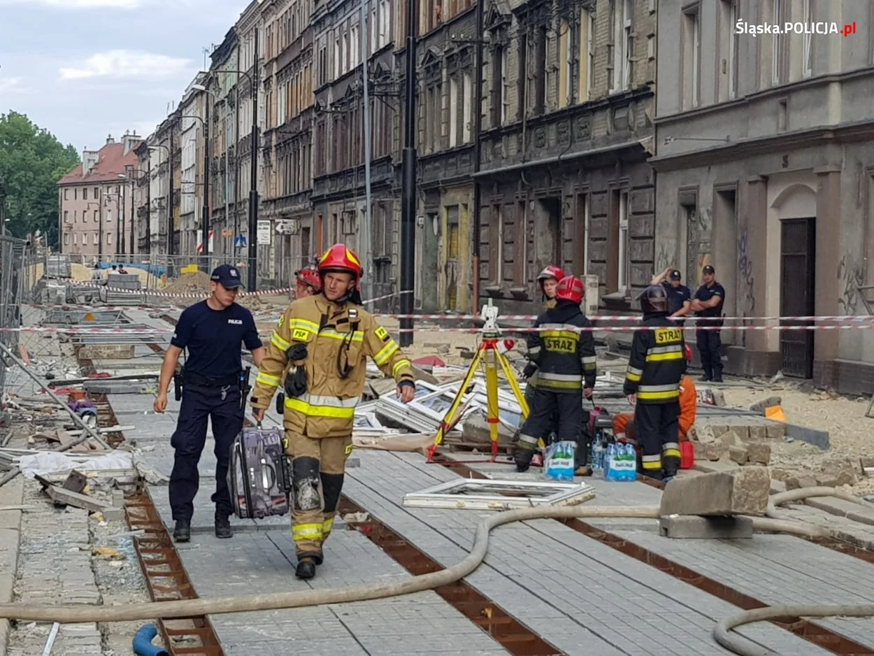 Strażacy mieli duży problem z wniesieniem ciężkiego sprzętu - ulica Katowicka w Bytomiu została zamknięta z powodu remontu.