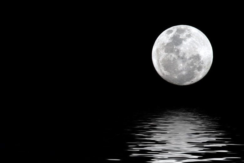 Audycja ukazywała się przez 11 lat w Trójce zawsze wtedy, gdy Księżyc był w pełni.