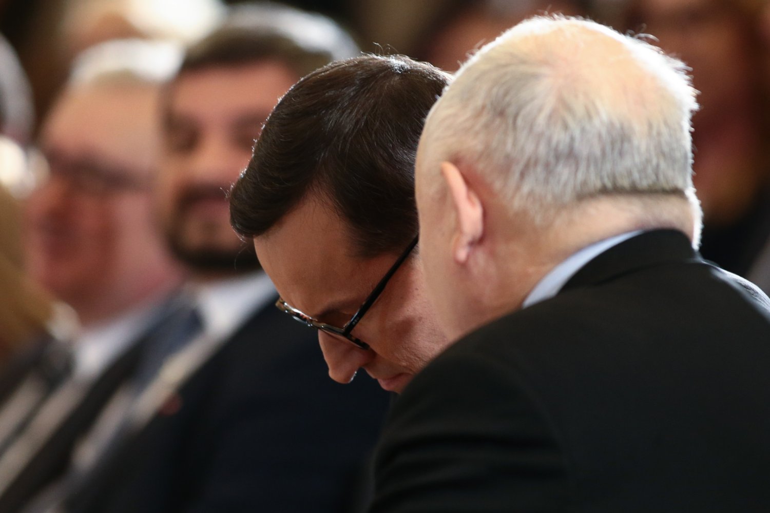Jarosław Kaczyński szepcący coś na ucho Mateuszowi Morawieckiemu.