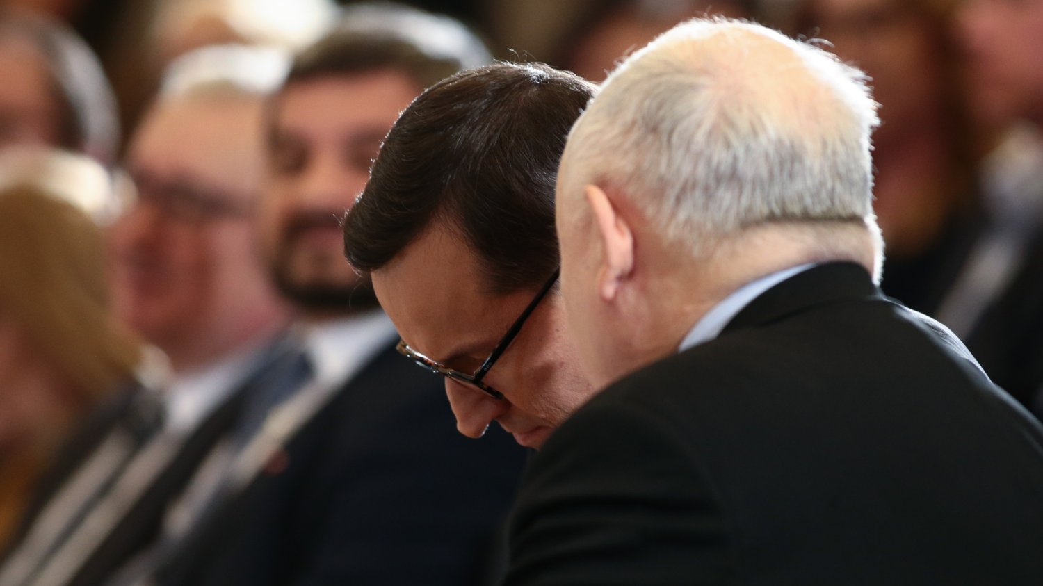 Kaczyńskiemu odwidziało się ws. stowarzyszeń. Sasin już się ukorzył, Morawiecki ma problem Jarosław Kaczyński szepcący coś na ucho Mateuszowi Morawieckiemu.
