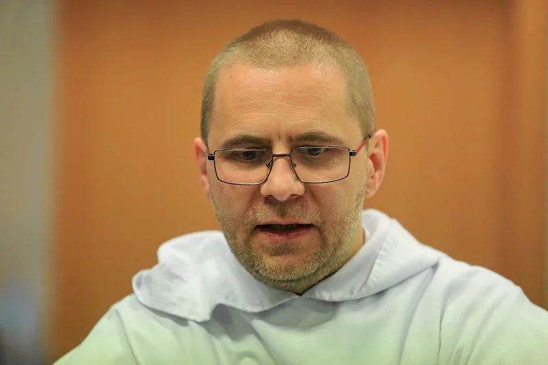 Ojciec Paweł Gużyński w "Kropce nad i" skrytykował biskupów i kościelny system.