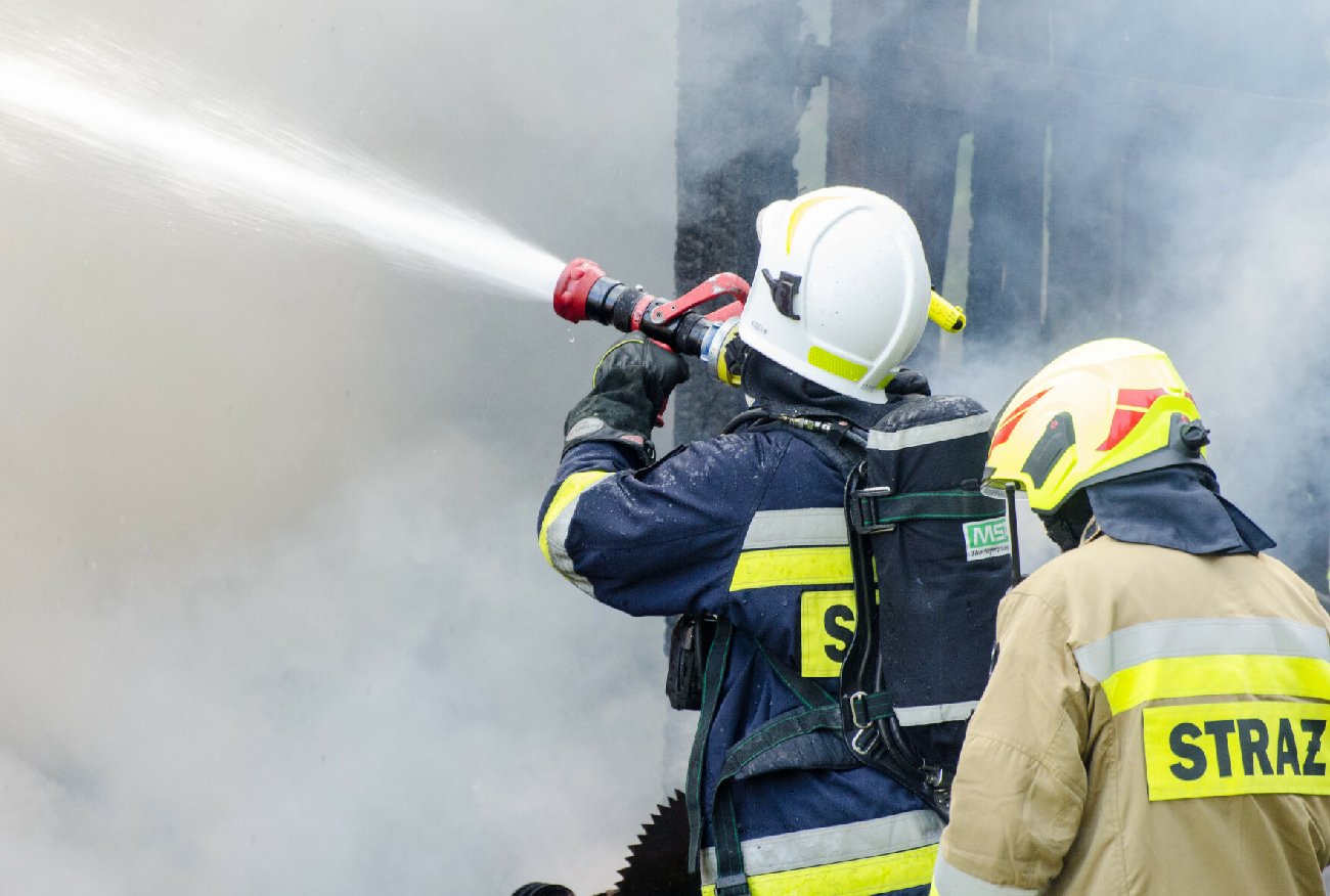 Pożar w Bydgoszczy. Nie żyją kobieta i dziecko. Wśród rannych strażak.