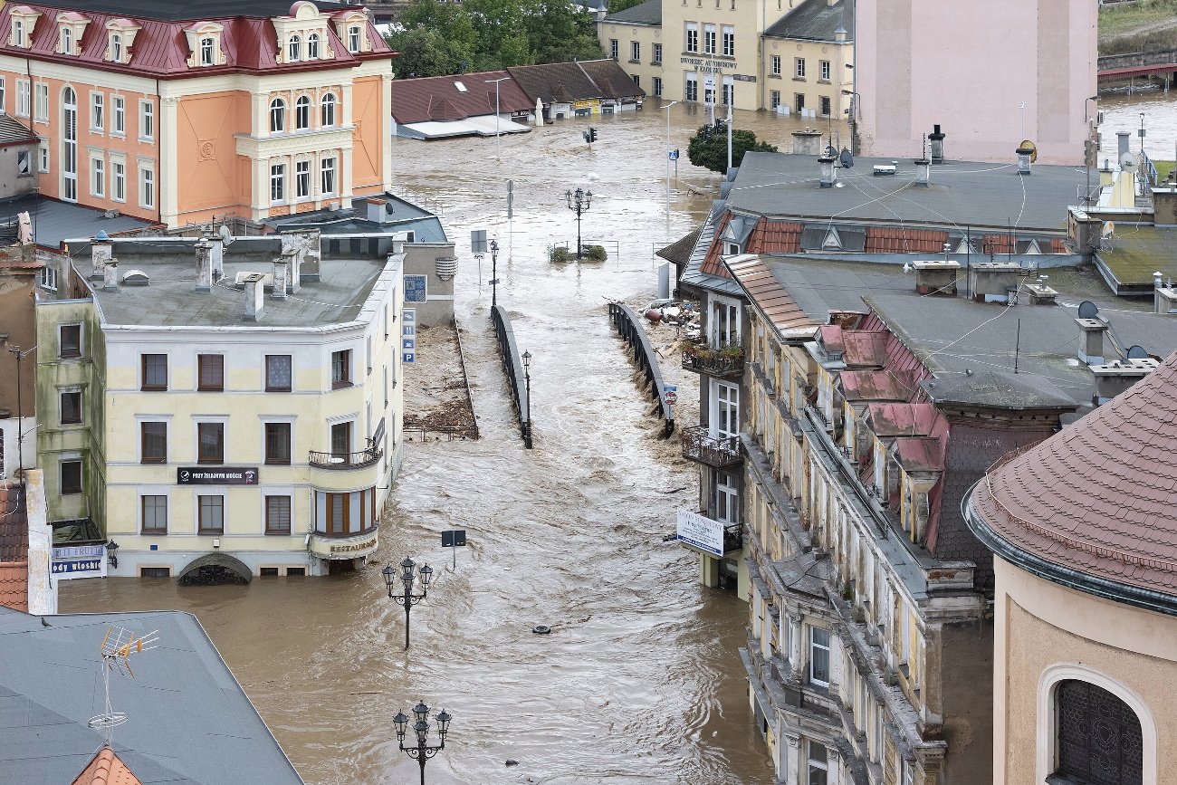 "Po powodzi" to nowa kampania społeczna Publicis Groupe i Fundacji Siepomaga, której celem jest wsparcie poszczególnych powiatów dotkniętych wrześniową powodzią 2024 roku. Akcja nawiązuje stylistyką do hasła głośnej kampanii "POMOCY" z 1997 roku.