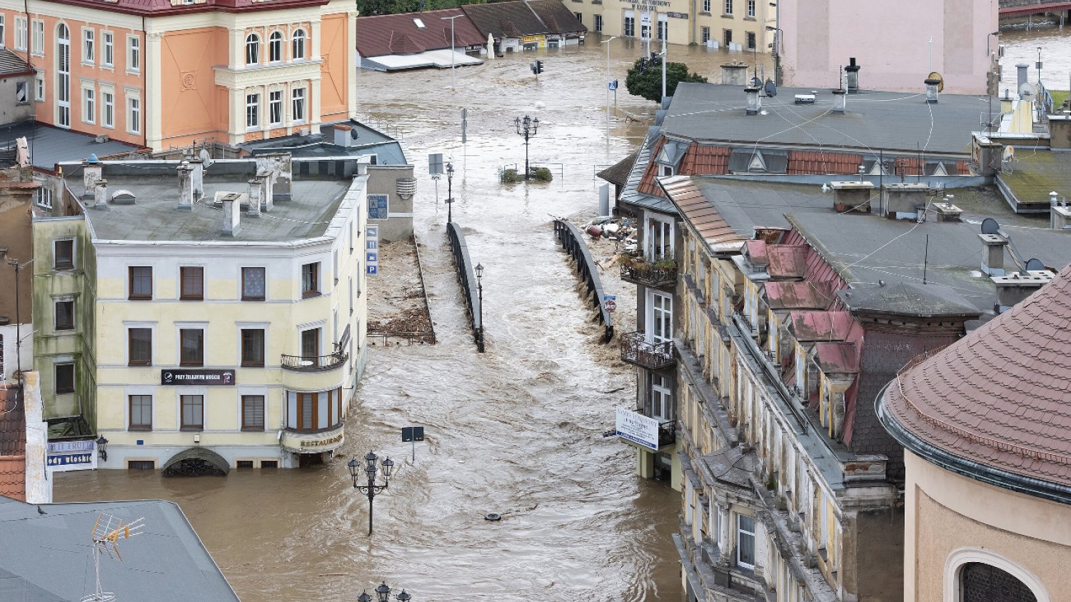 "Po powodzi" to nowa kampania społeczna Publicis Groupe i Fundacji Siepomaga, której celem jest wsparcie poszczególnych powiatów dotkniętych wrześniową powodzią 2024 roku. Akcja nawiązuje stylistyką do hasła głośnej kampanii "POMOCY" z 1997 roku.