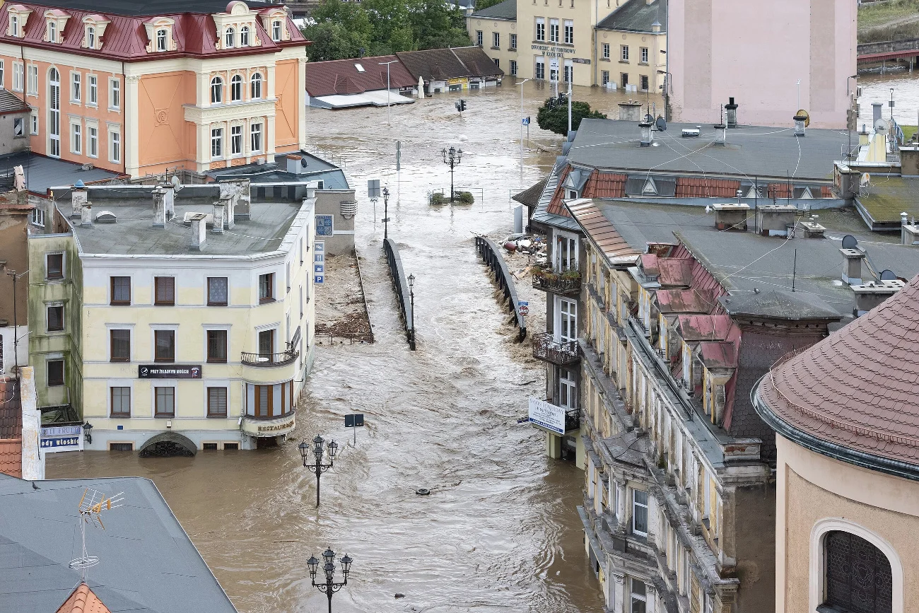 "Po powodzi" to nowa kampania społeczna Publicis Groupe i Fundacji Siepomaga, której celem jest wsparcie poszczególnych powiatów dotkniętych wrześniową powodzią 2024 roku. Akcja nawiązuje stylistyką do hasła głośnej kampanii "POMOCY" z 1997 roku.