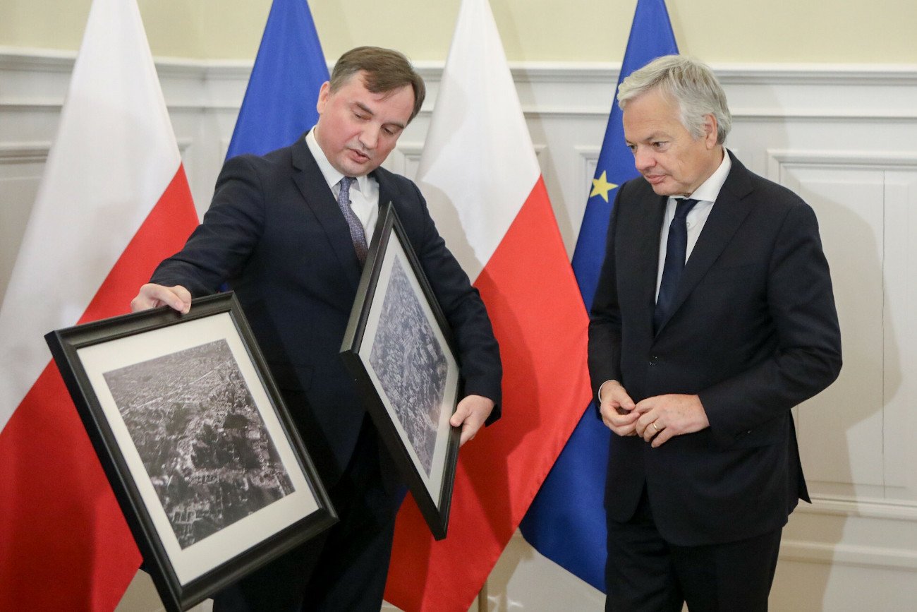 "Komisarz Reynders pochodzi z Belgii, czyli kraju, którego państwowość ma niecałe 200 lat" – komentował wizytę komisarza UE Didiera Reyndersa minister Michał Wójcik (Solidarna Polska).