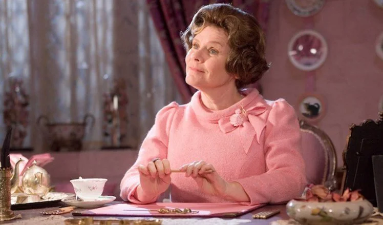 Dolores Umbridge, jedna z postaci pojawiających się w filmie o „Harry’m Potterze”