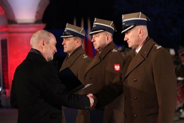Antoni Macierewicz był inicjatorem powieszenia dwóch tablic na Grobie Nieznanego Żołnierza, które upamiętniają walki Polaków z Ukraińcami na Wołyniu.