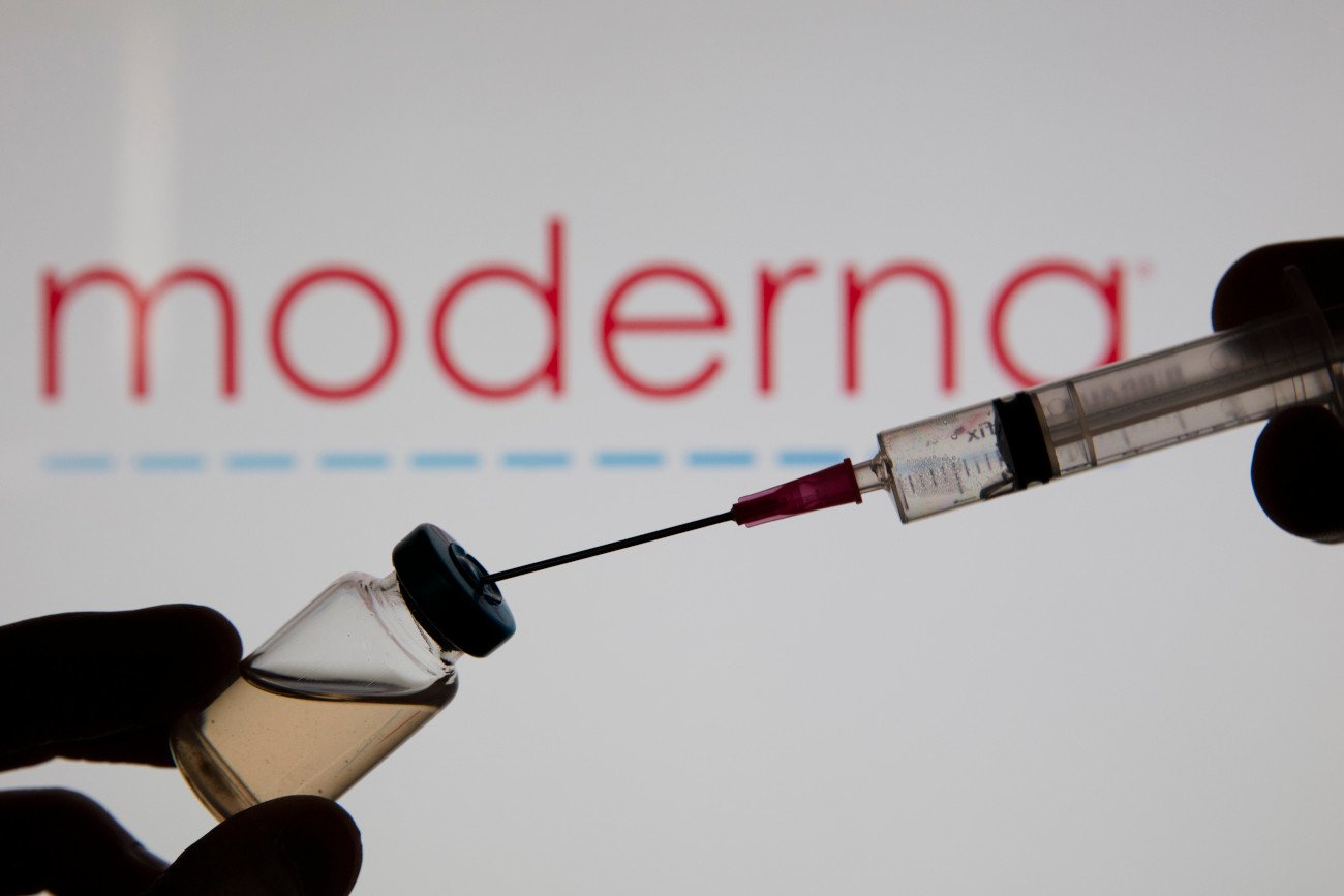 W Japonii wstrzymano partię szczepionki przeciw COVID-19 firmy Moderna po tym, jak w jednej z fiolek znaleziono obcą substancję.