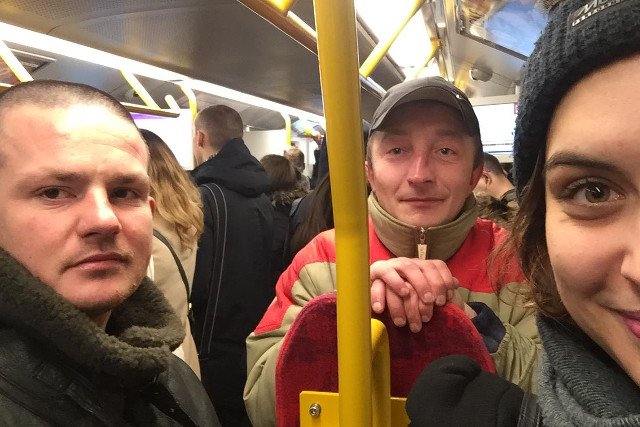 Internautka chce pomóc bezdomnym, których poznała w metrze.