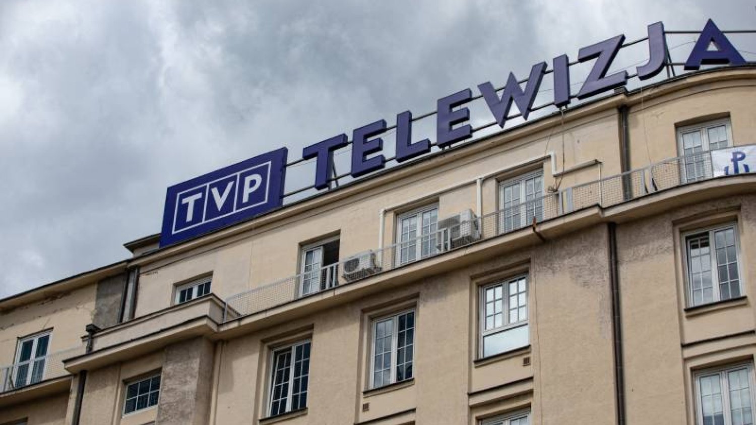Gwiazdor TVP miał dokonać gwałtu. Sprawę opisał Piotr Krysiak.
