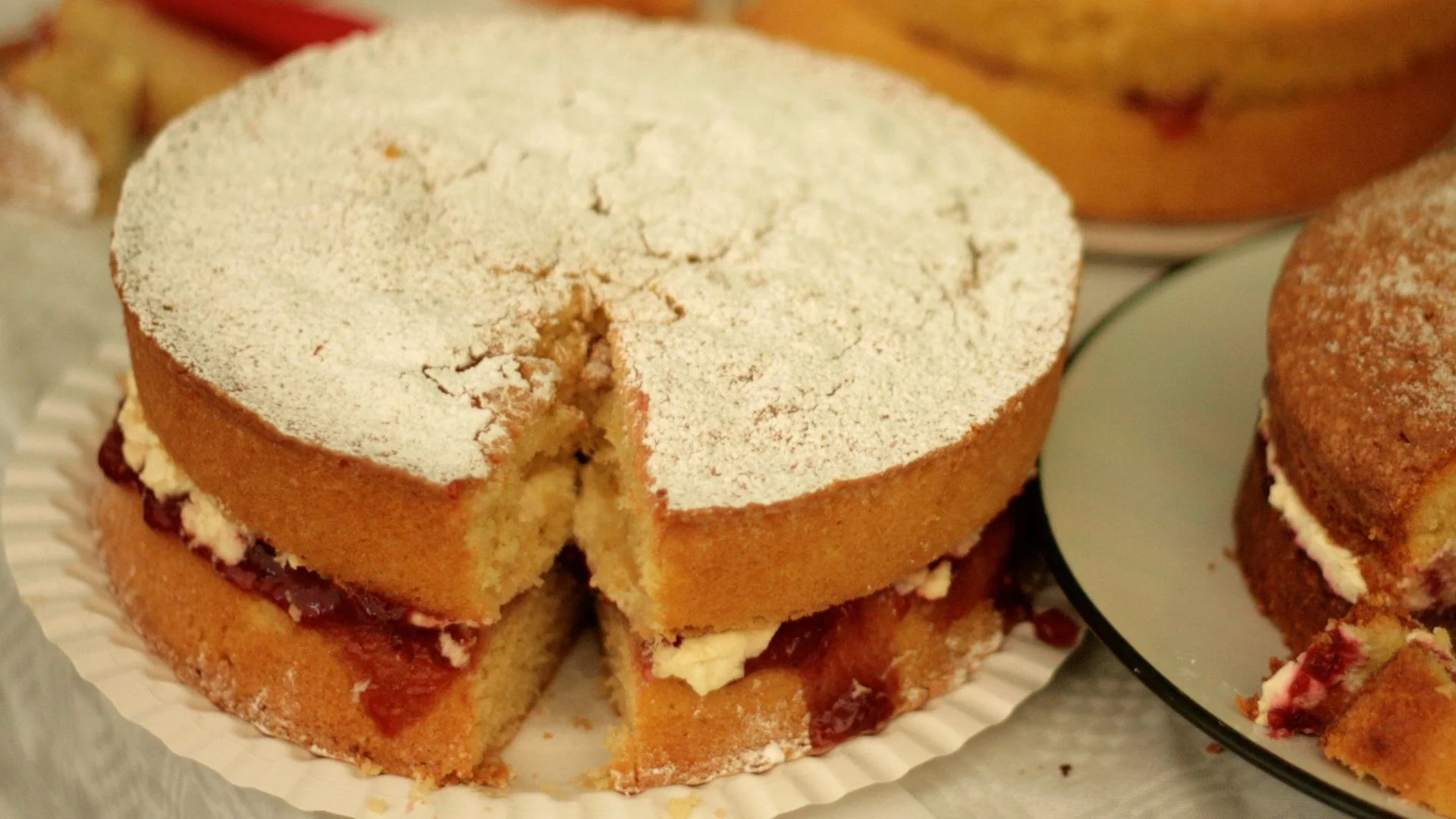 Upiecz biszkopt i... rzuć nim o ziemię. Sama nie wierzyłam, ale to naprawdę działa