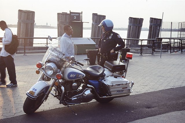 Nowojorscy policjanci nie będą aresztować za posiadanie marihuany. Oficer rozmawia z przechodniem